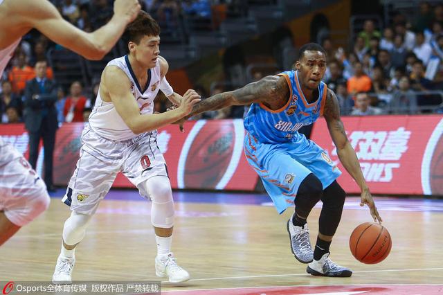 萧初然无奈的说：我也不知道叶辰包了这么大的房间，确实太浪费了……叶辰此时笑道：没事儿，赚钱不就是为了花吗，再说了，这开销也不算大，去给人家看一次风水的收入，足够在这里住上几个月了。